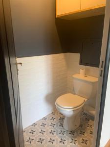 马尼库尔勒翁格尔Luxury Appartement Disneyland的一间带卫生间的浴室和瓷砖地板。