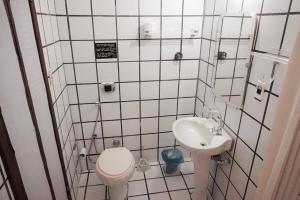 阿拉亚尔达茹达Novos Baianos Hostel e Pousada的一间带卫生间和水槽的小浴室