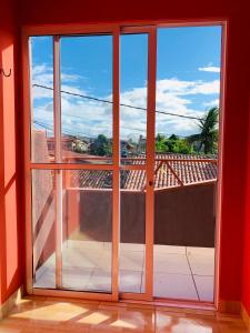 格拉瓦塔Casa em Gravata mobiliada的开放式玻璃门,享有阳台的景色