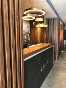 马贝拉Hotel Lima - Adults Recommended的餐厅内的酒吧拥有木墙和灯光
