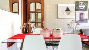 巴塞罗那巴塞罗那奥迪托里公寓的用餐室配有白色椅子和桌子