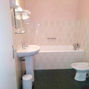 科尔特萨姆皮埃科索酒店的浴室配有盥洗盆、卫生间和浴缸。