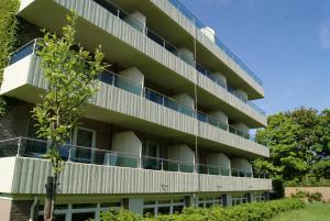 诺德奈诺德尼岛米歇尔斯汉希提克酒店的享有大楼外部景色,设有阳台