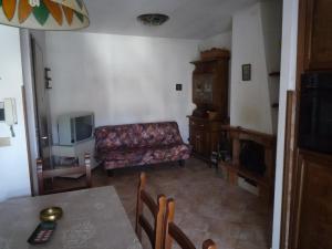 阿尔费德纳Casa Corone的客厅配有沙发和桌子