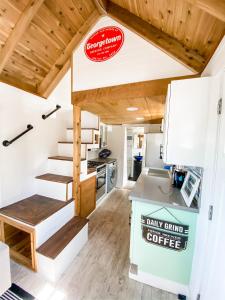 科帕利斯比奇Pacific Dunes Resort的一个小房子,设有厨房和楼梯