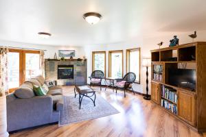 Moose Pass燕鸥湖旅馆的带沙发和电视的客厅