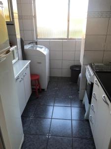 阿雷格里港POA zona norte - melhor opção - completíssimo的一间带水槽和洗衣机的小浴室