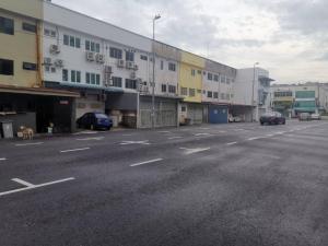 马六甲906 Hotel Melaka Raya的一条空荡荡的街道,汽车停在大楼前