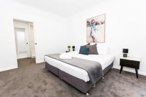 沃加沃加TWO TEN Sleeps 10! Luxury CBD Accommodation的白色卧室配有一张大床和一张书桌