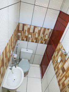格拉瓦塔Casa em Gravata mobiliada的一间带卫生间和水槽的小浴室