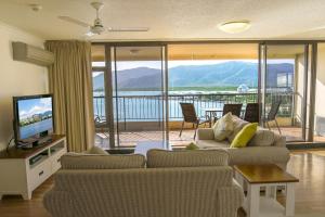 凯恩斯凯恩斯阿可瑞斯酒店的带沙发和电视的客厅以及阳台。