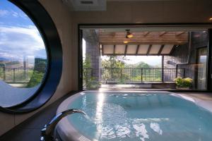 京都Riverte Kyoto Kamogawa的一座房子内带大窗户的游泳池
