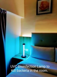吉隆坡比格M酒店的一间房间,床上有台灯,床头柜上