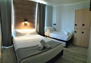 扬巴Yamba Central的酒店客房,配有两张带毛巾的床