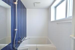石垣岛Daily & Weekly Condominium BLUE OCEAN ISHIGAKI的带淋浴和盥洗盆的浴室