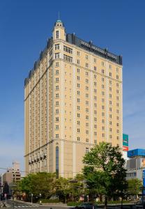 仙台仙台蒙特利酒店的一座巨大的棕褐色建筑,上面有标志