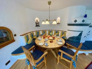 柯尼希斯湖畔舍瑙HAUS Alpenoase的一间带木桌和椅子的用餐室