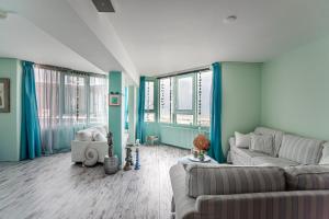 赞德沃特Beach Suite Sand的客厅拥有蓝色的墙壁和沙发