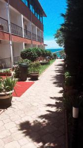 Marmaraereglisi伊斯坦布尔伊尔迪兹酒店的一座植物繁茂的建筑前的空人行道