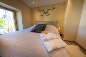 NiederpallenGreen & Breakfast Fjord的一间卧室配有一张床,上面有两条毛巾