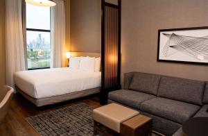 芝加哥Hyatt Place Chicago Wicker Park的酒店客房,配有床和沙发