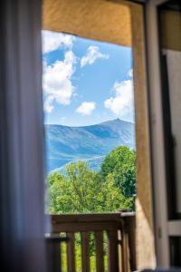 卡尔帕奇诺瓦-滑雪SPA酒店的透过窗户可欣赏到山景