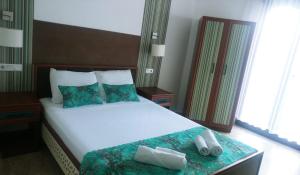 奥尔塔贾Nehir Dalyan Boutique Otel的一间卧室配有一张大床和毛巾