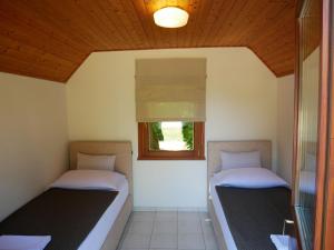 塞里特雷尼科科拉纳简易别墅酒店 - 科拉纳营地的带窗户的客房内的两张床