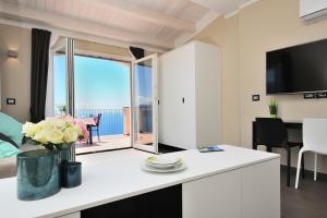 阿马尔菲Amalfi Blu Retreat的厨房和客厅,享有海景