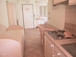 阿拉西奥Residence Panama的厨房配有炉灶和桌椅