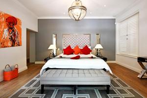 弗朗斯胡克普罗维登斯旅馆的卧室配有带红色枕头的大型白色床