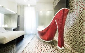 罗马西班牙皇家套房酒店的地毯上有一个红色高跟鞋的房间