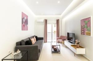 雅典Omnia Pagrati Apartments的带沙发和电视的客厅