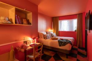 科尔马PAUL & PIA - Welcome Home Hotel的一间红色的小房间,配有床和窗户