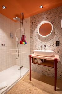 科尔马PAUL & PIA - Welcome Home Hotel的一间带水槽和淋浴的浴室