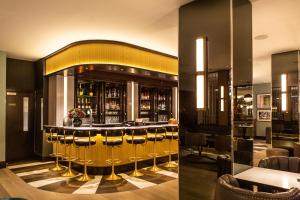 伦敦斯特兰德宫酒店的餐厅酒吧的两张照片
