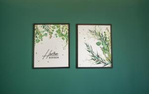 格鲁德柴兹Hostel w ogrodzie的两幅绿色墙上的植物照片