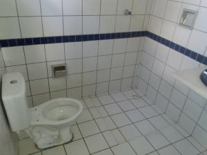 特雷西纳CASA das ORQUÍDEAS NOTA 1000的浴室配有白色卫生间和盥洗盆。
