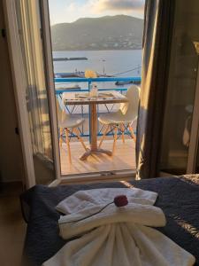 波西多尼亚梅尔特米公寓的一间卧室享有桌椅的景色
