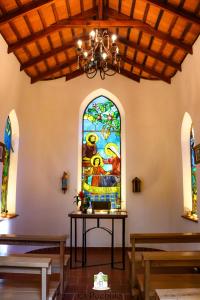 伊瓜苏港El Pueblito Iguazú的教堂里一间有彩色玻璃窗的房间