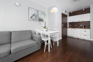 加茨比亚格拉帕丽奇公寓的客厅配有沙发和桌子