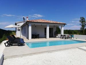 ManjadvorciVilla VINE - new luxury holiday house in a green oasis的一座带游泳池和房子的别墅