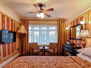 伊利Riverside Inn的一间卧室配有一张床、一张书桌和一个窗户。