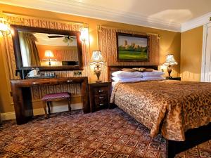 伊利Riverside Inn的酒店客房,配有床和镜子
