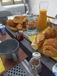 BouzincourtLes Muches的一张桌子,上面放着一束面包和橙汁