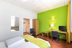 斯图加特梅斯AMH酒店机场店客房内的一张或多张床位