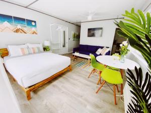 迈阿密海滩Rock Apartments by Lowkl的卧室配有一张床和一张桌子及椅子