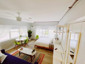 迈阿密海滩Rock Apartments by Lowkl的一间卧室配有一张床、一张桌子和一张床
