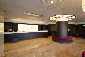 高知Kochi Hotel的大楼里设有酒吧和舞台的大堂