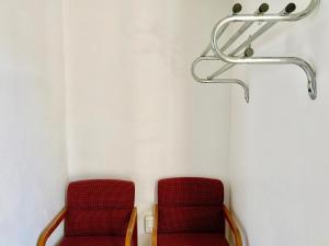 那不勒斯那不勒斯格莱兹汽车旅馆 的等候室里两把红色椅子